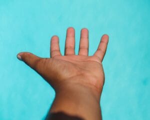 Signal Shifts: Non-Verbal Cues That Make Others Want to Follow